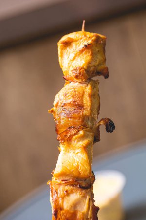 Téléchargez les photos : Skewers with chicken that are called churrasquinho in Brazil. Top view photo. - en image libre de droit