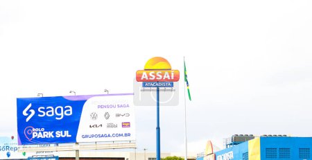 Foto de Brasilia, Distrito Federal - Brasil. 16 de marzo de 2023. Logotipo de la empresa atacadista de Assai en un cartel. - Imagen libre de derechos
