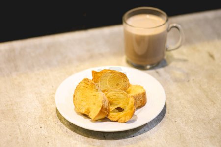 Foto de Pan tostado con margarina en un platillo blanco, primer plano - Imagen libre de derechos
