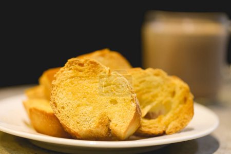 Foto de Pan tostado con margarina en un platillo blanco, primer plano - Imagen libre de derechos
