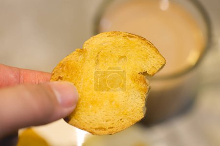 Foto de Pan tostado con margarina en la mano, primer plano - Imagen libre de derechos