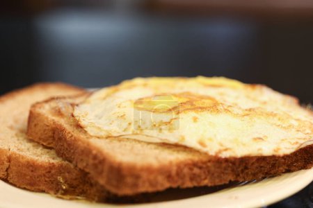 Foto de Vista de cerca de tostadas con mantequilla y huevos fritos en la mesa - Imagen libre de derechos