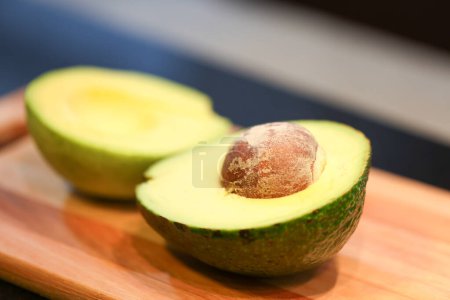 Téléchargez les photos : Avocat vert frais coupé en deux, gros plan - en image libre de droit