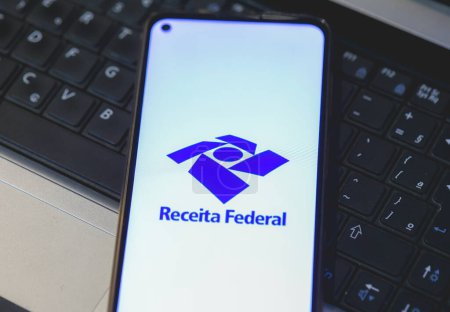 Foto de Brasilia, Distrito Federal, Brasil: Receita Federal (Departamento Federal de Ingresos de Brasil) aplicación en la pantalla del teléfono inteligente - Imagen libre de derechos