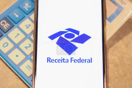 Téléchargez les photos : Brasilia, District fédéral, Brésil : application Receita Federal (Département fédéral du revenu brésilien) sur l'écran du smartphone - en image libre de droit