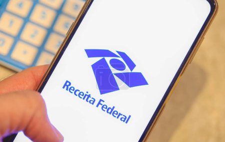 Téléchargez les photos : Brasilia, District fédéral, Brésil : application Receita Federal (Département fédéral du revenu brésilien) sur l'écran du smartphone - en image libre de droit