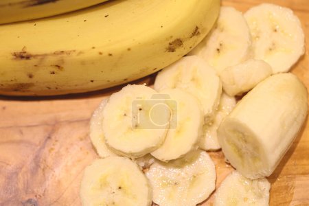 Téléchargez les photos : Vue rapprochée de bananes fraîches tranchées sur planche de bois - en image libre de droit