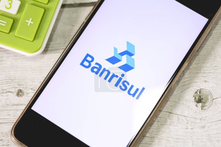 Téléchargez les photos : Brasilia, District fédéral, Brésil - Mars, 14, 2023 : Le logo de la banque Banrisul sur l'écran d'un téléphone portable - en image libre de droit