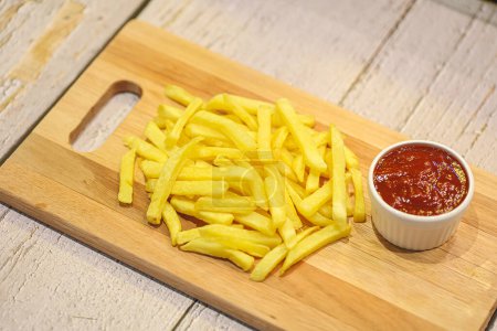 Téléchargez les photos : Pommes de terre frites savoureuses avec ketchup, vue rapprochée - en image libre de droit