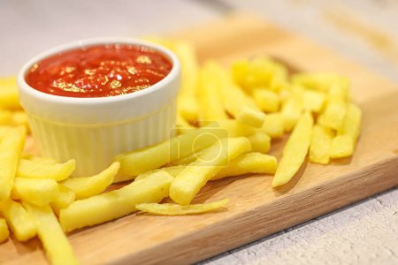 Foto de Papas fritas sabrosas con salsa de tomate, vista de cerca - Imagen libre de derechos