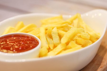 Foto de Papas fritas sabrosas con salsa de tomate, vista de cerca - Imagen libre de derechos