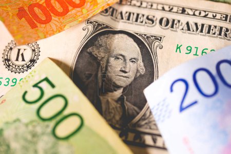 Foto de Billetes de peso argentino y billetes de dólar de Estados Unidos. Economía y finanzas. - Imagen libre de derechos