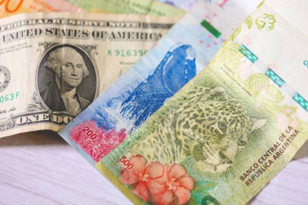Téléchargez les photos : Peso argentin et dollar américain. Économie et finances. - en image libre de droit