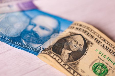 Foto de Billetes de peso chileno y dólar estadounidense. Concepto de mercado de divisas. - Imagen libre de derechos