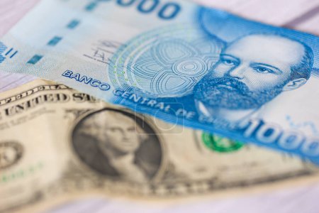 Foto de Billetes de peso chileno y dólar estadounidense. Concepto de mercado de divisas. - Imagen libre de derechos