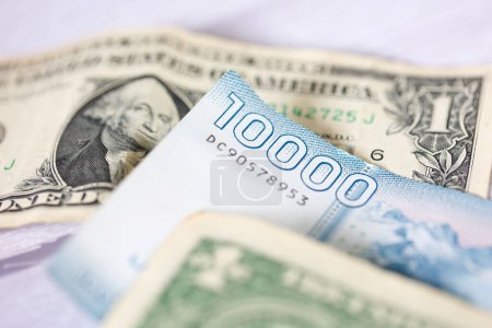 Téléchargez les photos : Billets en peso chilien et dollar américain. Concept de marché des changes. - en image libre de droit