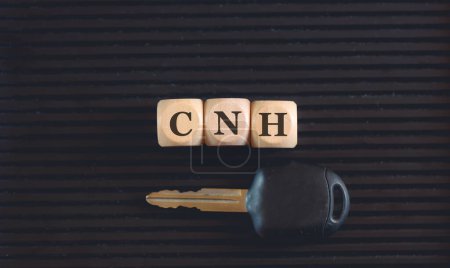 Téléchargez les photos : L'acronyme CNH écrit sur des cubes en bois et la touche sur fond noir. - en image libre de droit