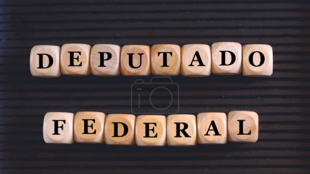 Téléchargez les photos : Inscription CONGRESSMAN en portugais brésilien écrit sur des cubes de bois. Fond noir. - en image libre de droit