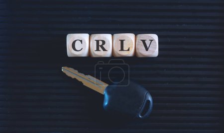 Foto de El acrónimo CRLV escrito en cubos de madera y la llave sobre fondo negro. - Imagen libre de derechos