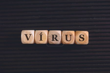 Foto de La palabra virus escrita en bloques de madera sobre fondo negro. Primer plano foto. - Imagen libre de derechos
