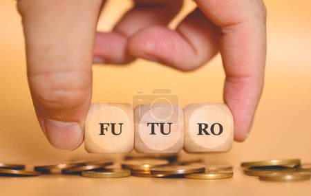 Foto de Vista de cerca del hombre formando la palabra FUTURO en portugués brasileño escrito en cubos de madera. Estudio foto. - Imagen libre de derechos