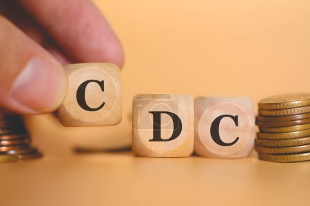 Foto de Vista de cerca del hombre formando el acrónimo CDC para el Código de Defensa del Consumidor escrito en cubos de madera. Estudio foto. - Imagen libre de derechos