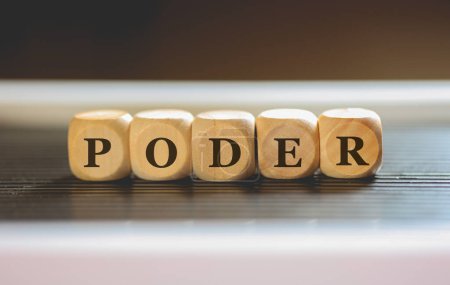 Foto de La palabra PODER en portugués brasileño escrito en cubos de madera. Estudio foto. - Imagen libre de derechos