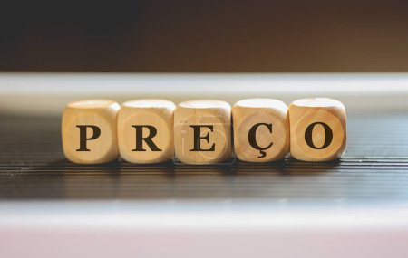 Foto de La palabra PRECIO en portugués brasileño escrito en cubos de madera. Estudio foto. - Imagen libre de derechos