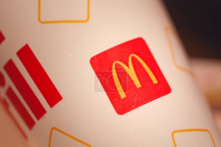 Foto de Brasilia, Distrito Federal - Brasil: Envases de papel para alimentos y bebidas con el logotipo de McDonald 's en el restaurante Mc Donald' s. - Imagen libre de derechos