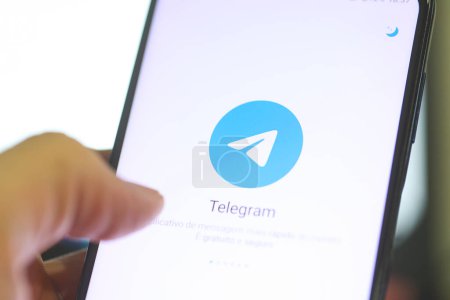 Téléchargez les photos : Brasilia, District fédéral, Brésil - avril 2023. Logo de l'application Telegram sur un écran de smartphone - en image libre de droit
