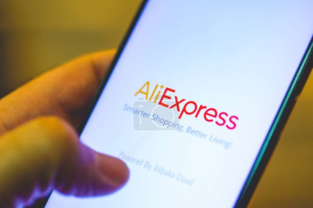 Foto de Brasilia, Distrito Federal, Brasil - Abril, 2023. Logotipo de la aplicación AlExpress en la pantalla de un smartphone - Imagen libre de derechos