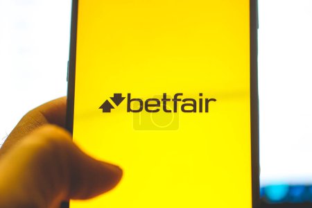 Foto de Brasilia, Distrito Federal, Brasil - Abril, 2023. Logo de la aplicación Betfair en la pantalla de un smartphone - Imagen libre de derechos