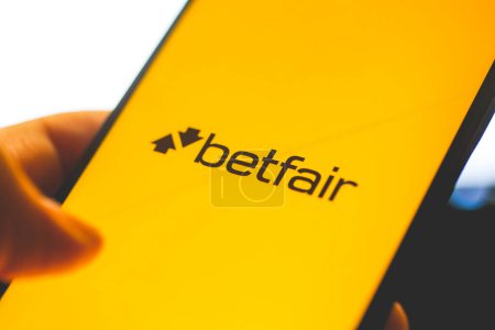 Foto de Brasilia, Distrito Federal, Brasil - Abril, 2023. Logo de la aplicación Betfair en la pantalla de un smartphone - Imagen libre de derechos