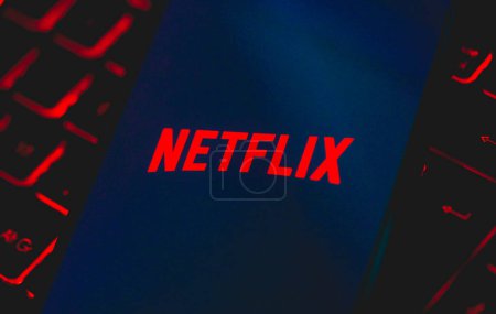 Foto de Brasilia, Distrito Federal, Brasil - Abril, 2023. Logo de la aplicación Netflix en una pantalla de teléfono inteligente - Imagen libre de derechos