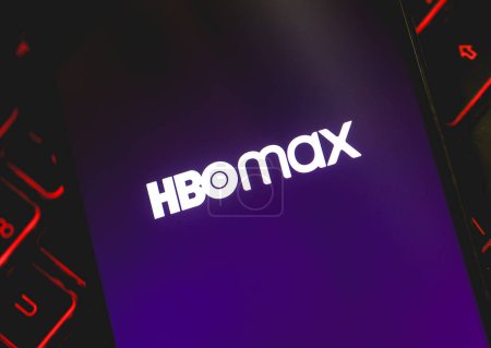 Téléchargez les photos : Brasilia, District fédéral, Brésil - avril 2023. Logo de l'application HBO Max sur un écran de smartphone - en image libre de droit