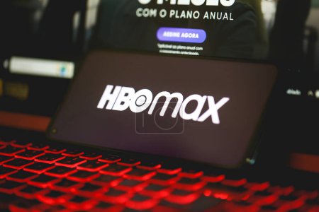 Foto de Brasilia, Distrito Federal, Brasil - Abril, 2023. Logotipo de la aplicación HBO Max en la pantalla de un smartphone - Imagen libre de derechos