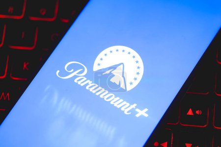Foto de Brasilia, Distrito Federal, Brasil - Abril, 2023. Logotipo de la aplicación Paramount en una pantalla de teléfono inteligente - Imagen libre de derechos