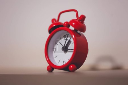 Foto de Reloj despertador rojo sobre fondo gris - Imagen libre de derechos