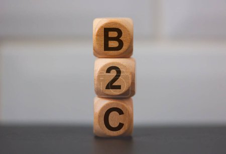 Foto de El acrónimo B2C escrito en cubos de madera sobre fondo gris - Imagen libre de derechos