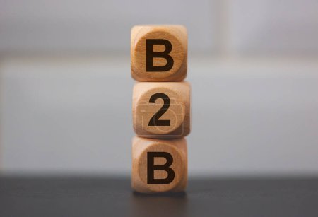 Foto de El acrónimo B2B escrito en cubos de madera sobre fondo gris - Imagen libre de derechos