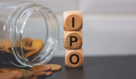 Foto de Acrónimo IPO escrito en cubos de madera y pilas de monedas. Estudio foto. - Imagen libre de derechos