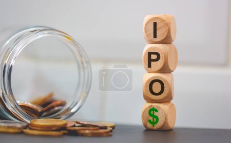 Foto de Acrónimo IPO para Oferta Pública Inicial escrito en cubos de madera y pilas de monedas. Estudio foto. - Imagen libre de derechos