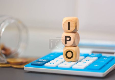 Téléchargez les photos : L'acronyme IPO écrit sur des cubes en bois. Une calculatrice dans la composition. - en image libre de droit