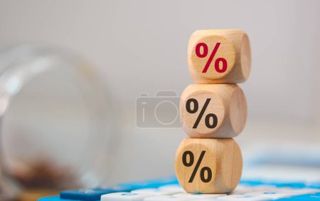 Téléchargez les photos : Symbole de pourcentage sur les cubes en bois. Une calculatrice dans la composition. - en image libre de droit