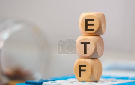 Téléchargez les photos : L'acronyme etf écrit sur des cubes de bois. Une calculatrice dans la composition. - en image libre de droit