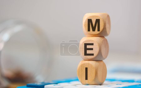 Téléchargez les photos : L'acronyme IEDM écrit sur des cubes de bois. Une calculatrice dans la composition. - en image libre de droit