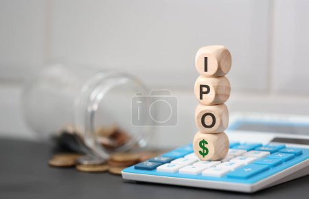 Téléchargez les photos : L'acronyme IPO écrit sur des cubes en bois. Une calculatrice dans la composition. - en image libre de droit