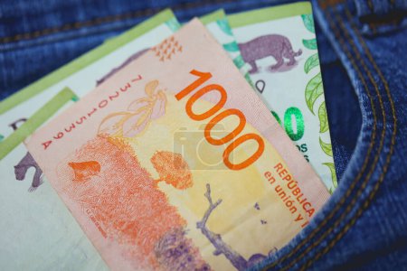 Téléchargez les photos : Billets en peso argentin dans une poche en jean en macro photo. - en image libre de droit