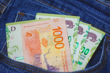 Foto de Billetes de peso argentino en un bolsillo vaquero en macro foto. - Imagen libre de derechos