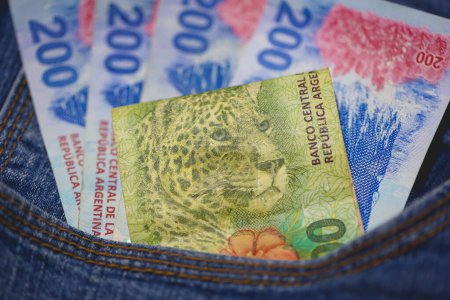 Foto de Billetes de peso argentino en un bolsillo vaquero en macro foto. - Imagen libre de derechos